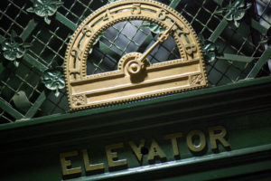 Elevator met klok. Illustratie voor elevator pitch.