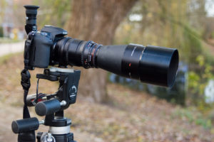 Professionele camera met telelens op statief: raadpleeg de fotograaf i.v.m. auteursrecht op een foto die je wilt gebruiken