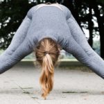 Lenige en sportieve vrouw, onherkenbaar doordat ze voorovergebogen staat