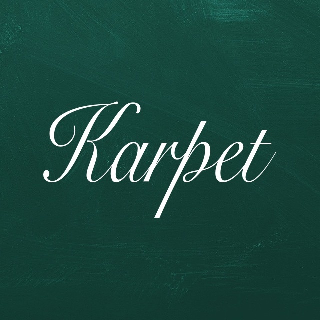 Schoolbord met tekst 'Karpet' in ouderwets handschrift