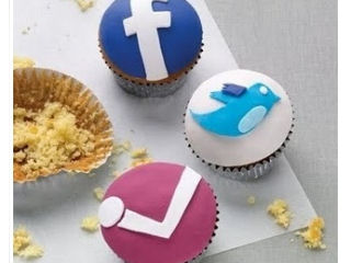 Cookiebeleid: afbeelding van gebakjes met logo's van sociale media erop geprint in marsepein